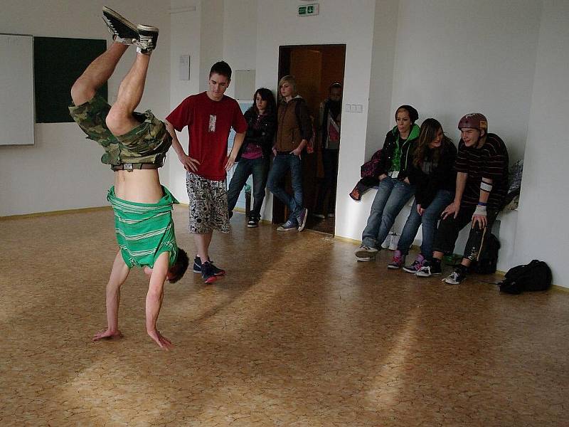 Vánočně prostřený stůl, nazdobené cukroví, slavnostní hostina a jiné dovednosti žáků učebních a studijních oborů si mohli zájemci přijít prohlédnout ve čtvrtek na střední školu na Přímětické ulici ve Znojmě. 