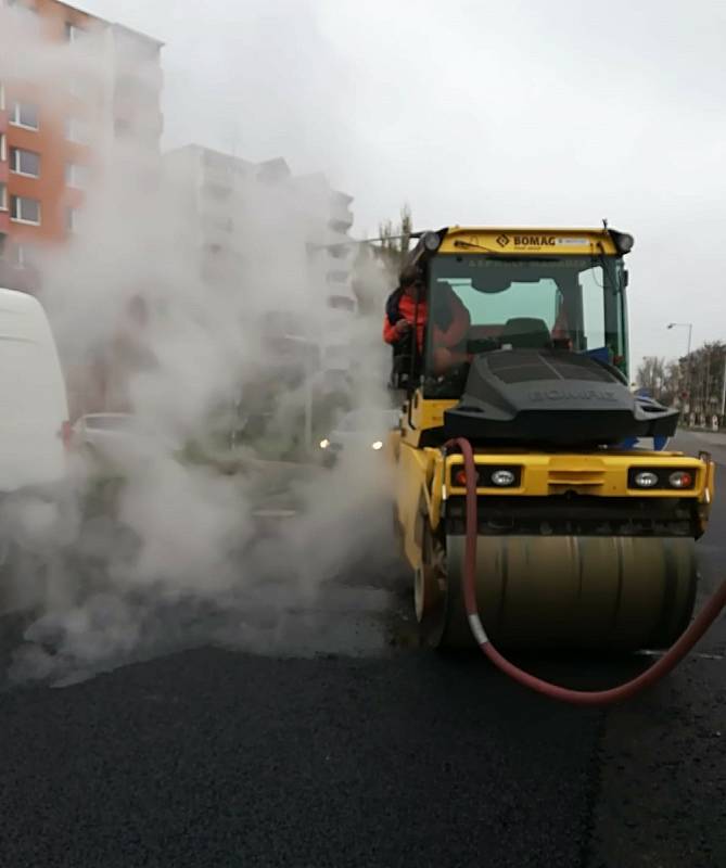 Silničáři končí opravu úseku silnice I/38 ve Znojmě v ulici Dukelských bojovníků.