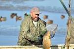 Rybáři z Rybnikářství Pohořelice v pátek ukončili výlov druhého největšího rybníka na jižní Moravě v Jaroslavicích na Znojemsku. Během týdne přesunuli ze sítí do blízkých sádek téměř 250 tun ryb, převážně kaprů.
