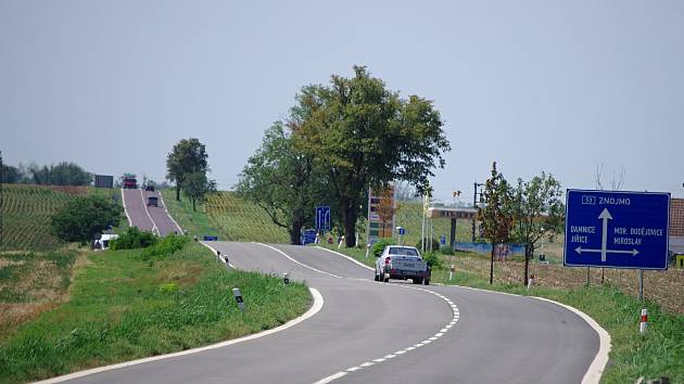 Chystaná modernizace třiapadesátky ze Znojma do Pohořelic se dotkne i úseku u Miroslavi, kde má vyrůst nová mimoúrovňová křižovatka.