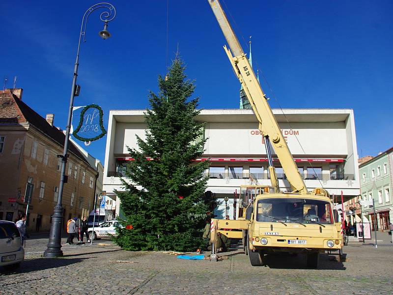 Masarykovo náměstí ve Znojmě ozdobil ve středu dvanáctimetrový vánoční strom. Adventní trhy a program začnou třetího prosince.