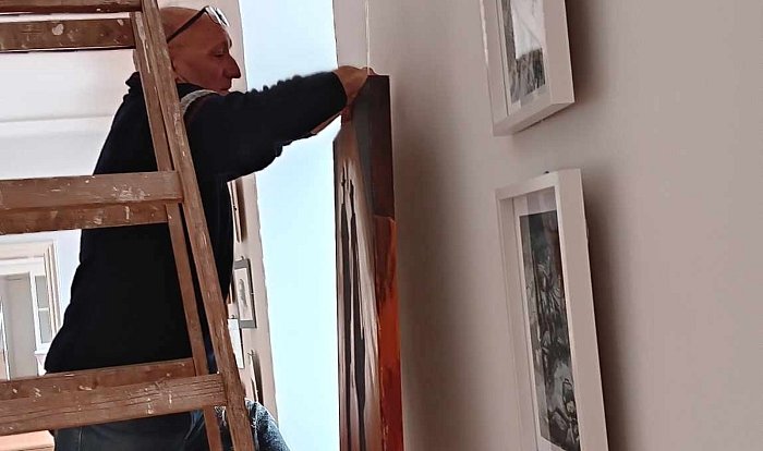 V pátek vrcholila instalace obrazů i dalších děl na krumlovském zámku. Lidé si je prohlédnou při pondělní vernisáži. Zdroj: Bořivoj Švéda, MěKS