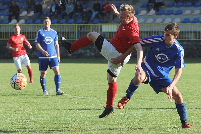 Fotbalisté Moravského Krumlova (v modrém) mají nového trenéra. Trénuje je Bohumil Smrček místo Bohdana Ryšavého.