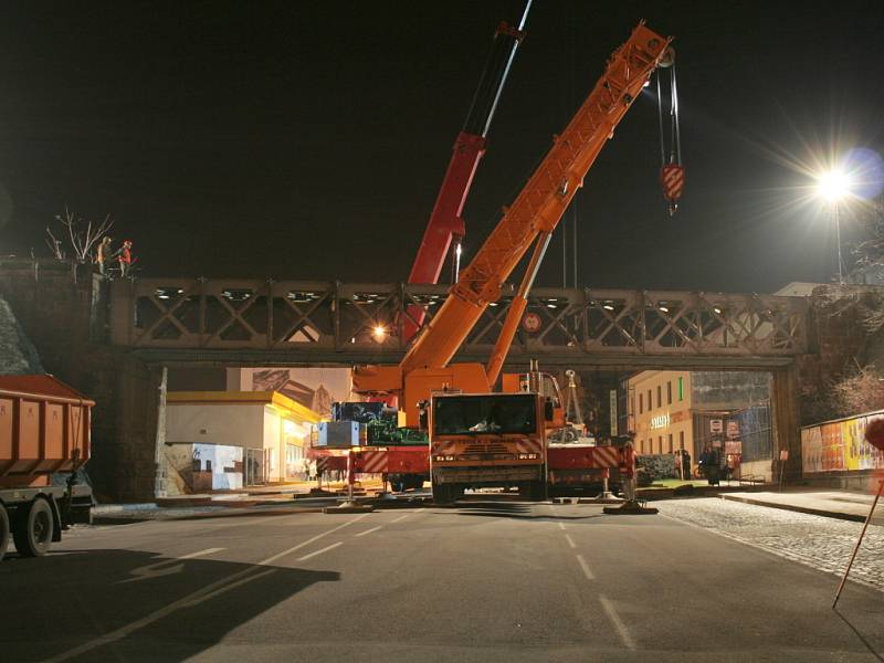 21:15 Jeřáby se připravují k akci (Demontáž železničního mostu přes Vídeňskou ulici) 