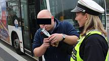 Policejní kontroly na alkohol u řidičů autobusů.