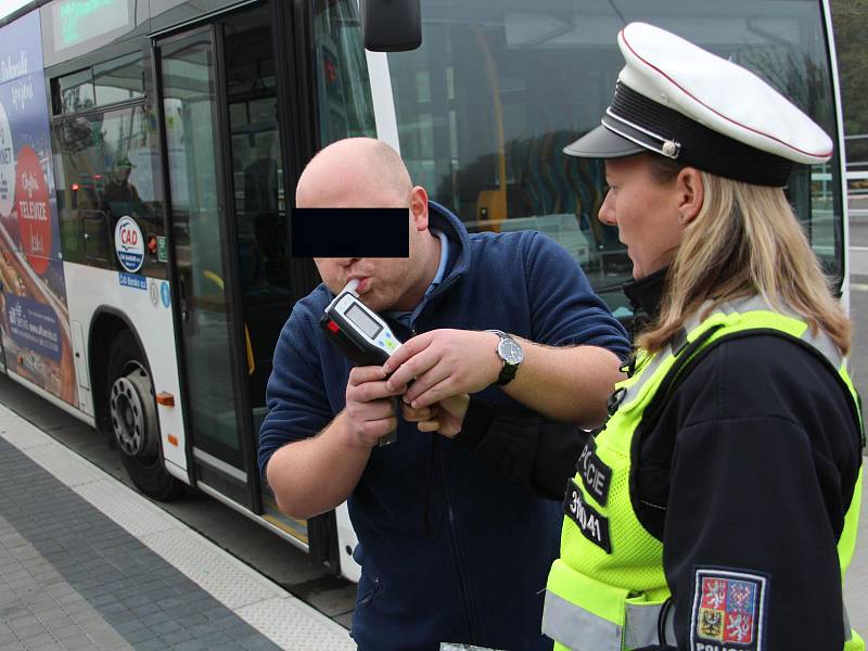 Policejní kontroly na alkohol u řidičů autobusů.