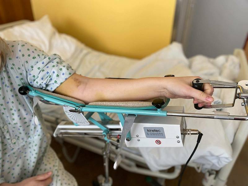 Díky transplantaci kostního štěpu může žena opět hýbat rukou. Operaci podstoupila v Nemocnici Znojmo na doporučení pražských expertů.