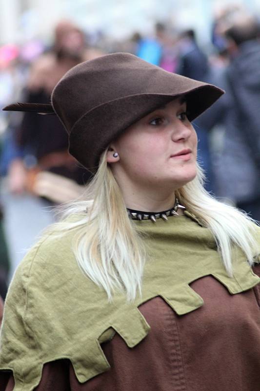 Velkolepou podívanou na Znojemském historickém vinobraní byl kostýmovaný průvod a historická scéna, která připomněla návštěvu krále Jana Lucemburského ve Znojmě.