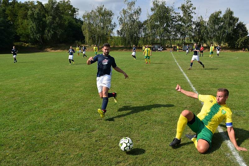 Lesoničtí fotbalisté (v modrém) sehráli druhou zářijovou neděli derby B-skupiny IV. třídy na hřišti sousedních Petrovic. Na zápas, v němž nakonec hosté padli 1:2, vyrazili dálkovým autobusem.