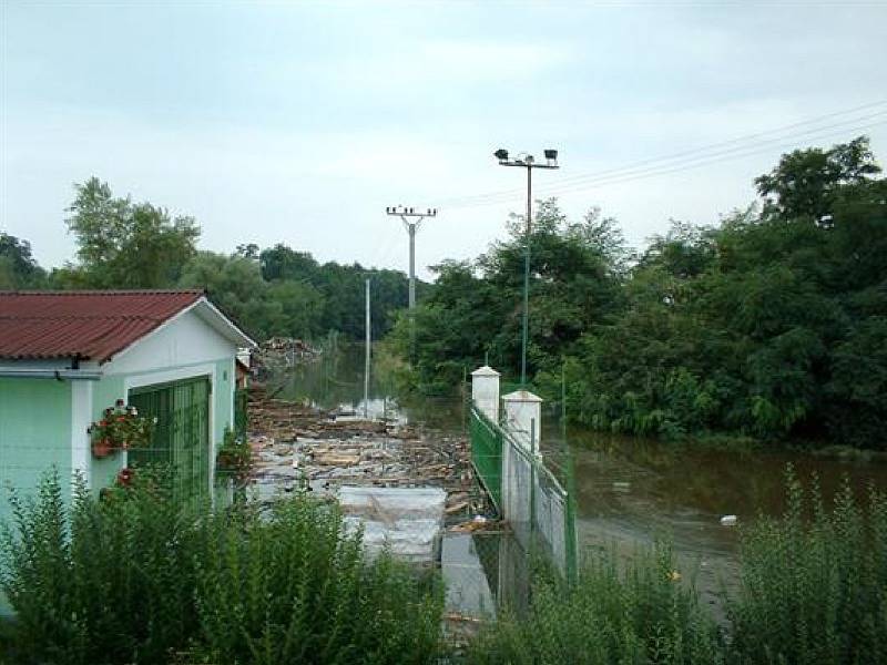 Povodně v roce 2002 u Hevlína na Znojemsku.