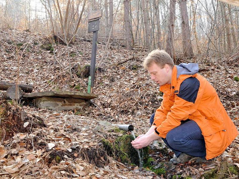 Mahrova studánka  - Zbudována v roce 1994 v blízkosti původní Kočárové cesty u Ledových slují na Vranovsku.  Cestu vystavěli kolem roku 1860 členové Okrašlovacího spolku milovníků přírody ve Vranově.