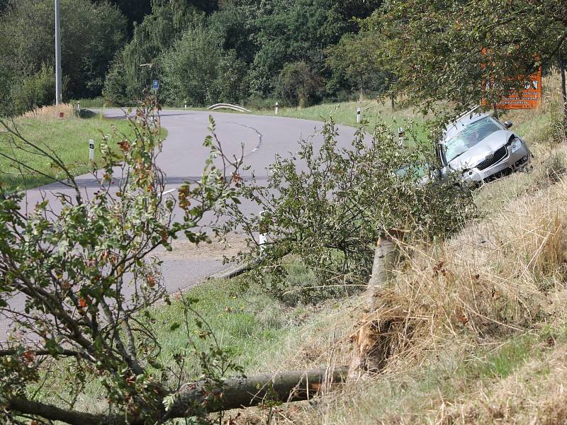 Na silnici 398 u obce Vranov nad Dyjí havarovalo osobní auto.