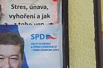 Kouzlo nechtěného - na plakátovací ploše u obchodu v Dobšicích na Znojemsku se překrývá plakát Tomia Okamury se starší inzercí. 