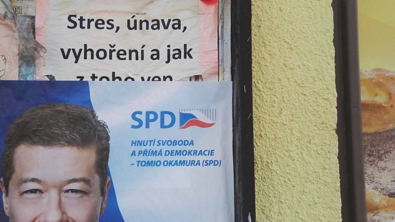 Kouzlo nechtěného - na plakátovací ploše u obchodu v Dobšicích na Znojemsku se překrývá plakát Tomia Okamury se starší inzercí. 