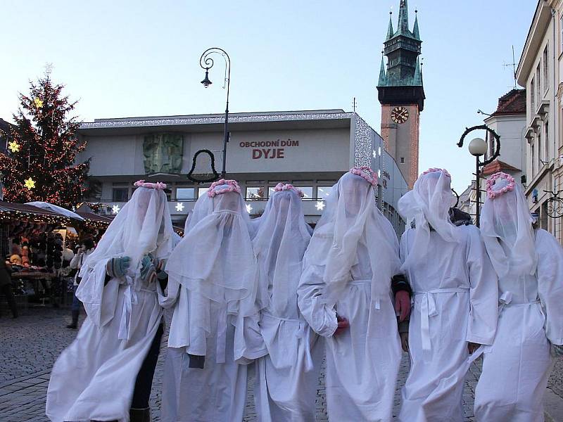 Andílci, čerti i Mikuláš se jako již každoročně zastavili i ve Znojmě, aby obdarovali hodná, ale i ta zlobivější dítka.