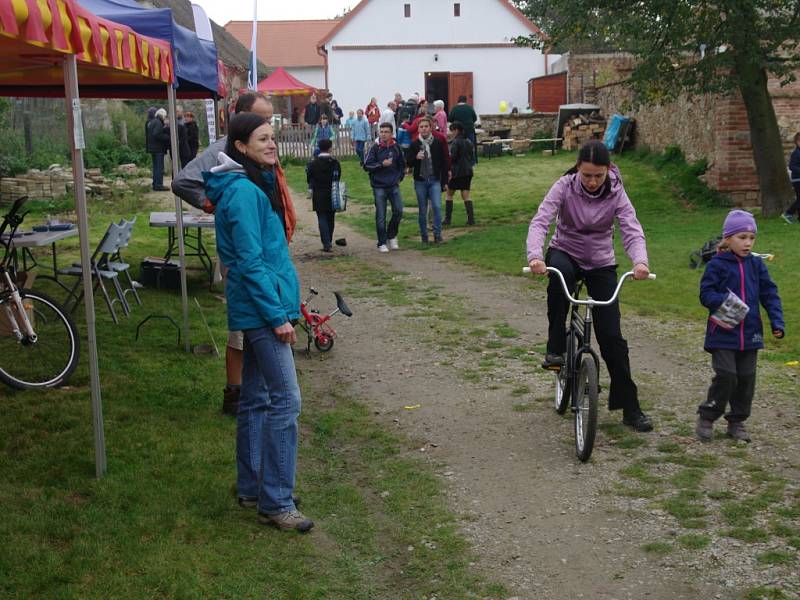 Otevření opravené vinařské stodly a premiérový Den Charlese Sealsfielda oslavili v sobotu Popicích návštěvníci spisovatelova rodného domu.