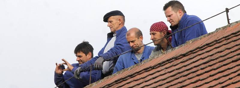 Největší požární cvičení za posledních pětadvacet let měli hasiči ze Znojemska na hradě Bítov. Simulovaný oheň vzplanul v historické kuchyni severního křídla, která se občas využívá k ukázkám středověkého vaření.