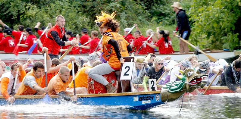 Neoficiální amatérské mistrovství světa na Festivalu dračích lodí ve Znojmě.