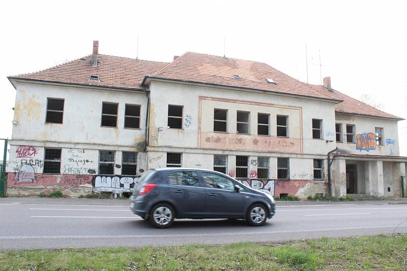 BÝVALÁ POHRANIČNÍ ROTA (Hevlín). Od doby odchodu pohraničníků stále chátrá. Podle katastru nemovitostí ji koupil asijský podnikatel. Jak zjistil Znojemský Deník Rovnost, má údajně v plánu objekt zbourat a postavit tam penzion a snad i obchody.