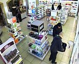 Pouhé dvě minuty stačily v polovině ledna čtveřici mužů k drzé loupeži v jednom z obchodů v komerční zóně v Hatích. Odnesli parfémy za téměř tři čtvrtě milionu korun.