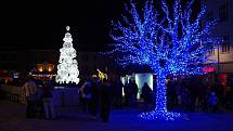 Rozsvícení vánočního stromu a zahájení adventního trhu přilákalo do centra Znojma několik tisíc lidí.