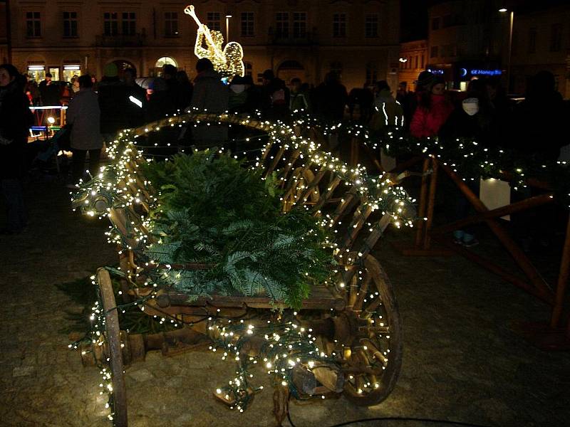 Rozsvícení vánočního stromu a zahájení adventního trhu přilákalo do centra Znojma několik tisíc lidí.