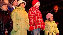Rozsvícení vánočního stromu a zahájení adventního trhu přilákalo do centra Znojma několik tisíc lidí.