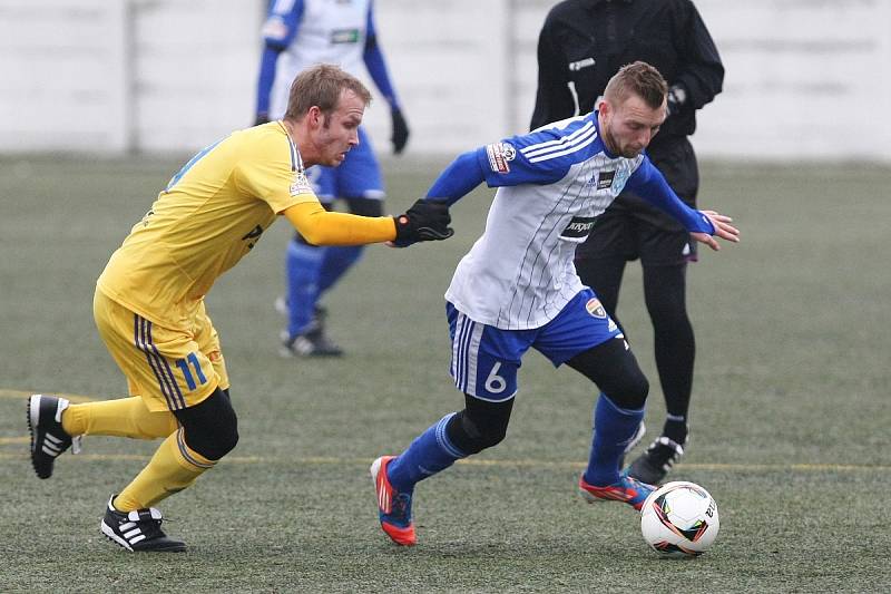 Fotbalisté Znojma (v modrobílém) podlehli Jihlavě 1:4.