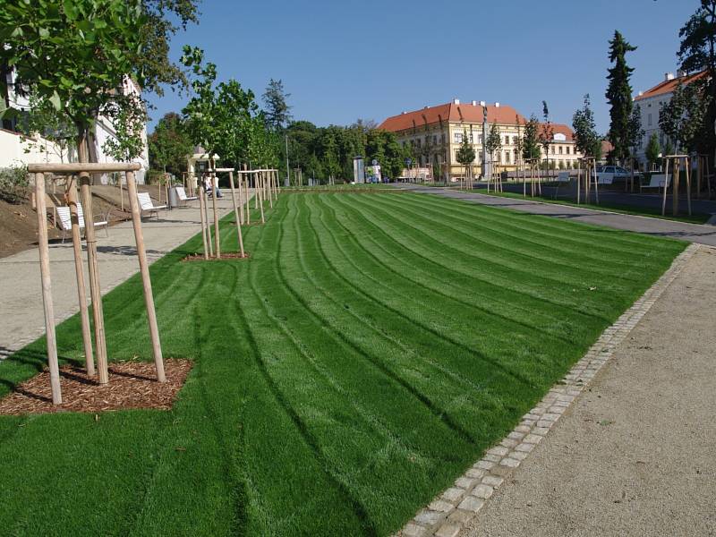 Znojemský Střední park je od poloviny týdne opět otevřený po čtyřech měsících oprav. V parku jsou nyní nové cesty, zeleň i mobiliář.