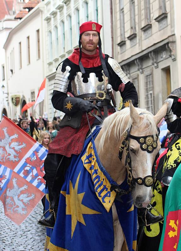 Velkolepou podívanou na Znojemském historickém vinobraní byl kostýmovaný průvod a historická scéna, která připomněla návštěvu krále Jana Lucemburského ve Znojmě.