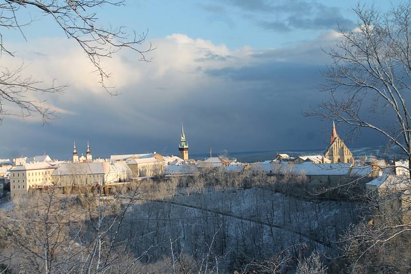 První letošní sníh lehce pokryl Znojmo i přírodu Podyjí v pondělí odpoledne.