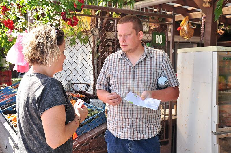 S velkými obavami a podporou sousedů očekávala v pondělí 12. července ráno rodina Petra Pelána na Pražské ulici ve Znojmě demoliční četu exekutora. Na poslední chvíli poslal odklad bourání o patnáct dnů. O legalizaci stavby žádají majitelé 10 let.