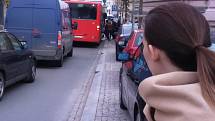 Úplná uzavírka části Havlíčkovy ulice ve Znojmě komplikuje dopravu v centru města. Jde přitom o nejfrekventovanější silnici ve Znojmě.