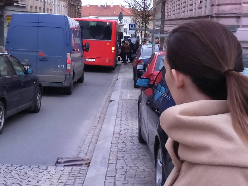 Úplná uzavírka části Havlíčkovy ulice ve Znojmě komplikuje dopravu v centru města. Jde přitom o nejfrekventovanější silnici ve Znojmě.