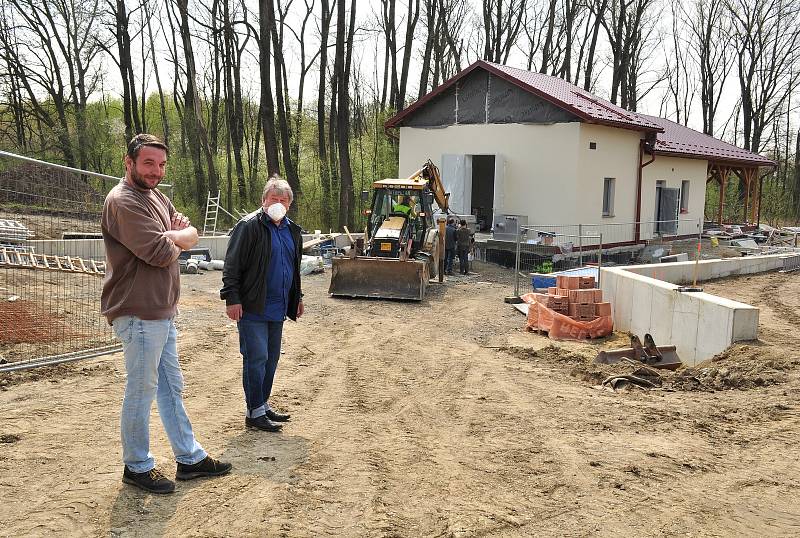 V Litobratřicích na Znojemsku dokončí kanalizaci a čistírnu odpadních vod na podzim, stát bude přes sto milionů korun. Na snímku vpravo starosta obce Milan Kadlečík.