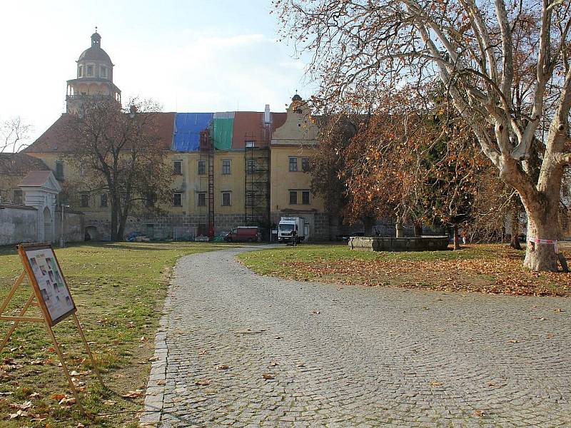 Město ve čtvrtek s konečnou platností opustila poslední plátna Slovanské epopeje. 