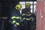 Několik jednotek hasičů vyjíždělo k požáru garáže v rodinném domku v Hodonicích.