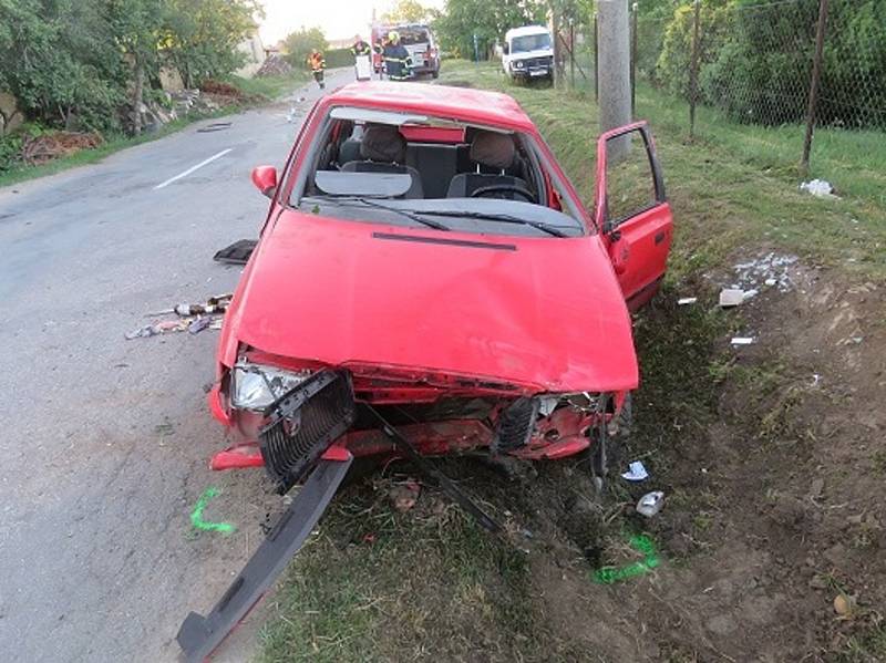 Opilý mladík, který vůbec nemá řidičský průkaz, havaroval ve čtvrtek ráno ve Strachoticích na Znojemsku. 