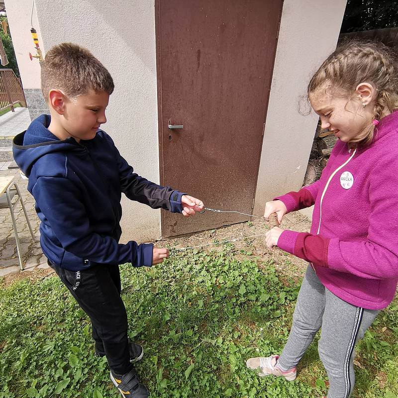 Organizátoři letních dětských táborů musejí kvůli epidemii koronaviru dodržovat rozšířená hygienická opatření a doporučení. Na snímcích děti na táboře znojemského Střediska volného času v obci Olbramkostel.