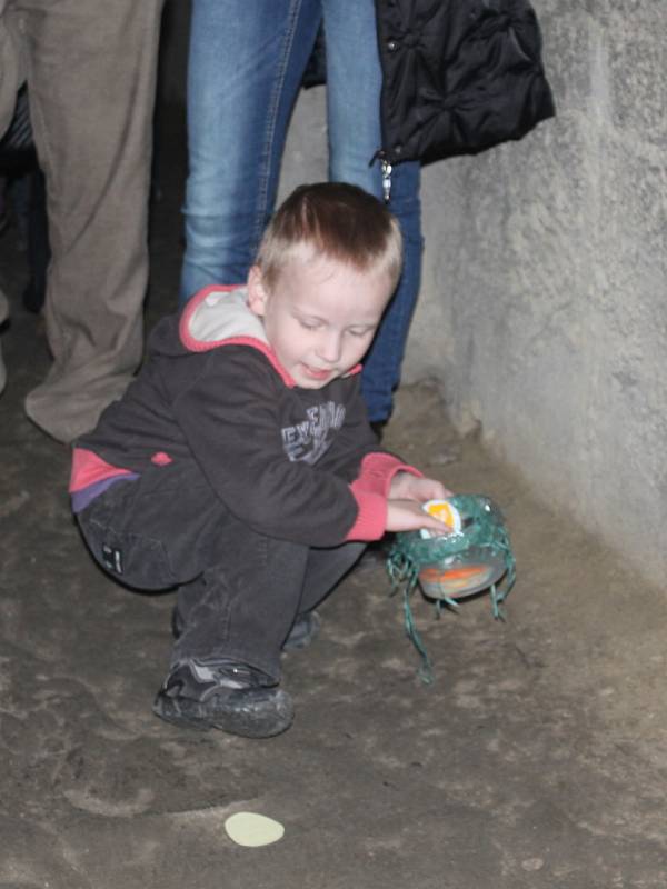 Za doprovodu průvodce a velikonočního zajíčka si od sobotního dopoledne mohly děti projít znojemské podzemí. Přichystán pro ně byl krátký výklad historie podzemí a na závěr si zasoutěžily v hledání a sbírání velikonočních vajíček.