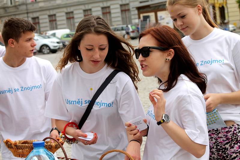 Obyvatelé Znojma mohli v úterý odpoledne vidět v ulicích studenti, kteří rozdávali perníčky. Jejich cílem bylo rozesmát a pobavit lidi.