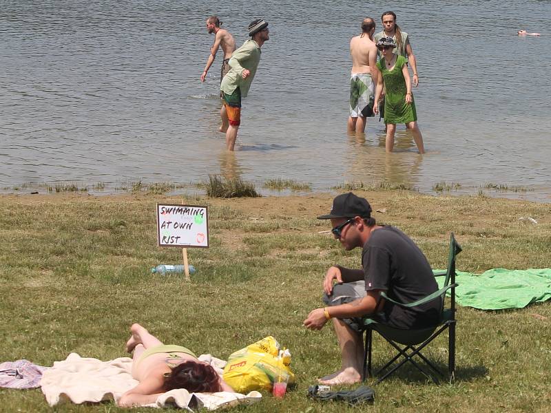 Třídenní rakouský hudební festival s názvem Psy Island si na výrovické přehradě nenechalo ujít na tisíc návštěvníků.