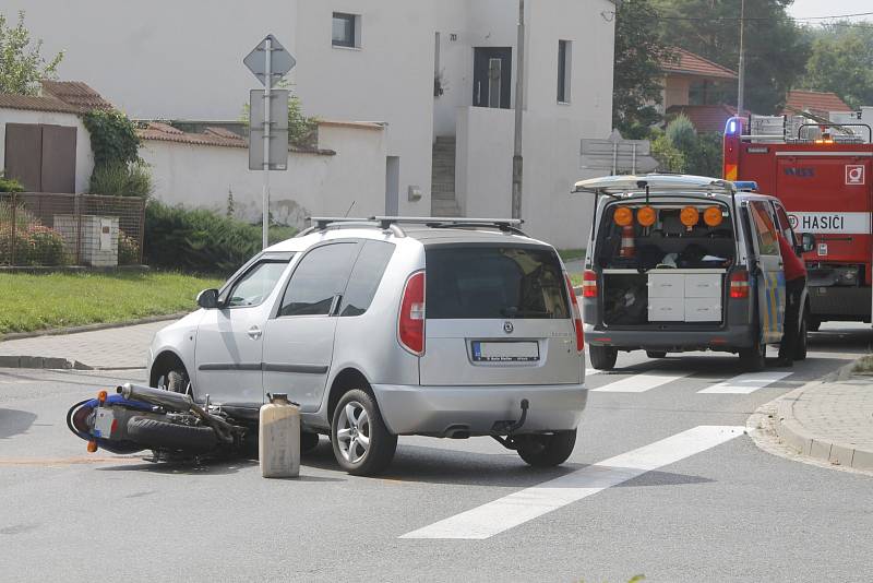 Srážka auta a motocyklu v Novém Šaldorfu.
