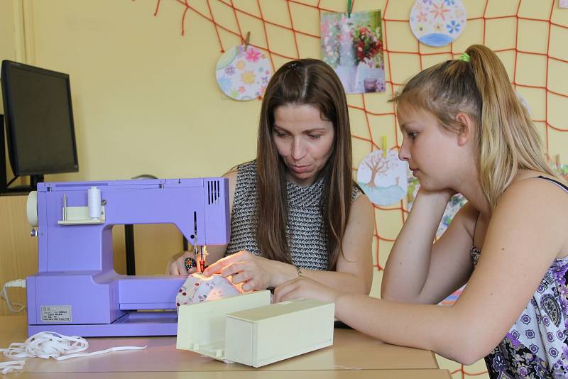 Děti na základní škole na náměstí Republiky svým projektem upozorňují na zbytečné používání igelitových sáčků. Jde to podle nich i jinak.