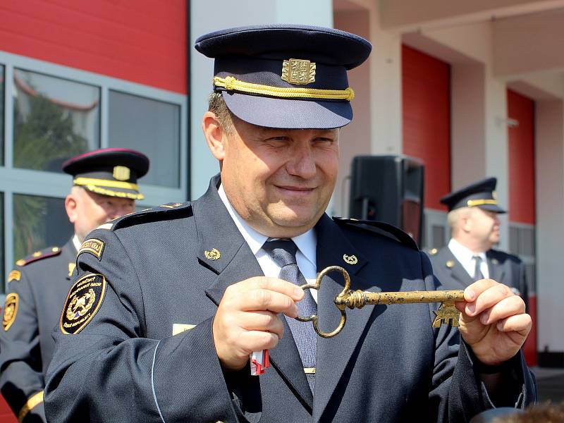 Hasiči slavnostně otevřeli svoji novou centrální stanici ve Znojmě. Mezi hosty byli i jejich kolegové z Rakouska.