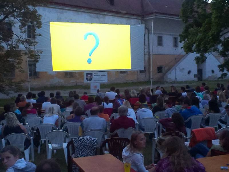 Kinematograf je v Moravském Krumlově jedinou možností, jak si obyvatelé městečka užijí atmosféru biografu. Kamenné kino zde totiž skončilo provoz již roku 2012, letní kino nahrazuje kinematograf.