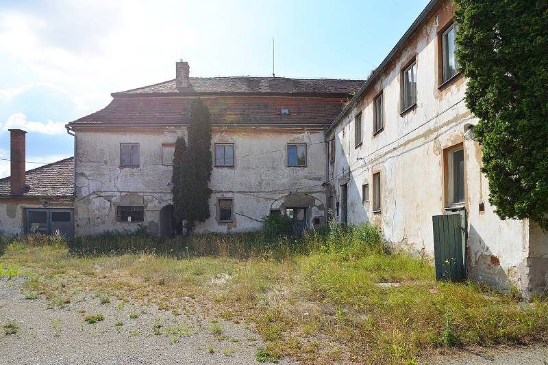 Kdysi středověká krčma, později továrna na výrobu keramiky. Chátrající památku zvedli z popela místní nadšenci Ludmila a Jan Zmekovi. Na snímku původní stav před rekonstrukcí.