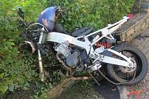 Příliš vysoká rychlost stála nejspíše za smrtelnou havárií motocyklisty, která se stala v sobotu odpoledne ve Vémyslicích na Znojemsku. Motorkář podle policie krátce před havárií předjížděl.