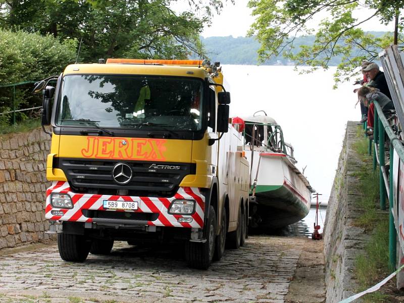 Vrak požárem zničené lodi Dyje vytáhli z vod vranovské přehrady pracovníci specializované firmy.