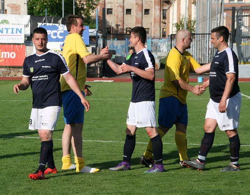 Fotbalista Roman Hříbek (v černém s číslem 8) dal na podzim za Dyjákovice 12 branek. Je tak nejlepším střelcem A-skupiny III. třídy na Znojemsku.